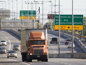 Truck travelling on Highway 20 at Île-Perrot. (Dario Ayala/THE GAZETTE)