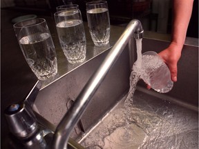Toronto-08/11/99-Tap water is now a cool thing to drink in restaurants. Photo by Tannis Toohey/ (For News section - no reporter assigned)- MONTREAL HAS RESISTED ADDING FLUORIDE TO ITS WATER SUPPLY, THOUGH SOME SUBURBS DO FLORIDATE.