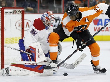 Flyers' Wayne Simmonds, right, tries to get control of the puck in front of Canadiens goalie Mike Condon during the second period on, Tuesday, Feb. 2, 2016, in Philadelphia. Simmonds scored two goals to lead the FLyers to a 4-2 victory.