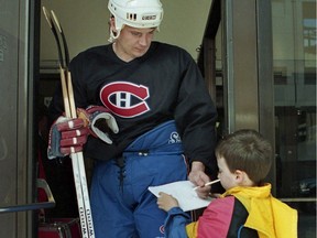 Montreal Canadiens' Todd Ewen signs an autograph for a fan at the Forum in Montreal, May 27, 1993. The brain of deceased NHL enforcer Ewen did not show signs of chronic traumatic encephalopathy despite suffering several concussions during the player's career, the Canadian Concussion Centre announced Tuesday.