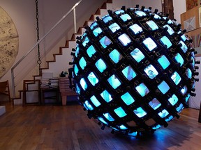 Jonathan Schipper will show his Invisible Sphere, which contains 215 cameras and 215 monitors, in the Palais des congrès for Art souterrain. "Sometimes it takes a 2,500 pound piece of steel to remind us of the beauty of simple things," Schipper says.