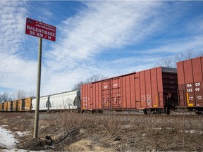 A sign on the CN train tracks says "I remember Lac-Mégantic. Slow down."