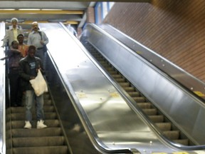 Because many métro escalators are so old, repairing them is a difficult task. The escalators on the Orange Line date back to the 1980s and earlier.