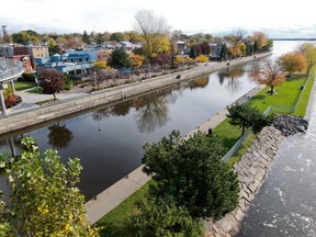 Busking on the boardwalk in Ste-Anne-de-Bellevue is not permitted, but one cafe is taking a stand against that.