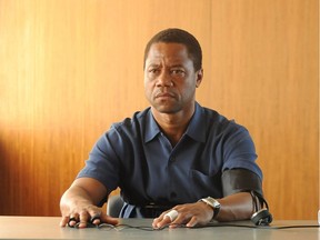 Cuba Gooding Jr. portrays O.J. Simpson, left, in a scene from The People v. O.J. Simpson: American Crime Story  (Ray Mickshaw/FX via AP)