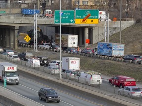 Traffic headed north on Decarie Boulevard is slowed near the Sherbrooke Street exit in Montreal, Wednesday April 6, 2016.  The closure of the exit due to the Turcot reconstruction is creating traffic headaches in the area.  (Phil Carpenter/MONTREAL GAZETTE)