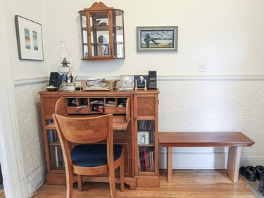 A desk and a bench in the vestibule of Mahin Shafei's apartment. (John Mahoney / MONTREAL GAZETTE)