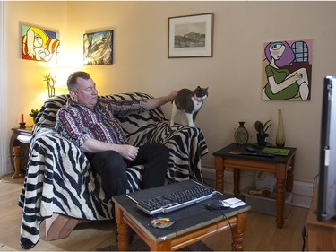 Joey Saunders in the living room of his apartment with his cat Logan. (Pierre Obendrauf / MONTREAL GAZETTE)