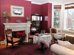 The living room is at the front of the house and the walls are an eye-catching red with white trim. On the floor is a patterned Oriental rug from Chechnya, whose rosy shades blend in well with the colour of the wall. (Photo by Helga Loverseed)