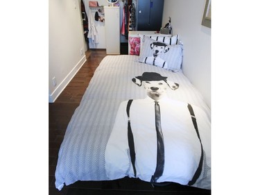 Dog-themed linens cover Jena's bed. (John Mahoney / MONTREAL GAZETTE)