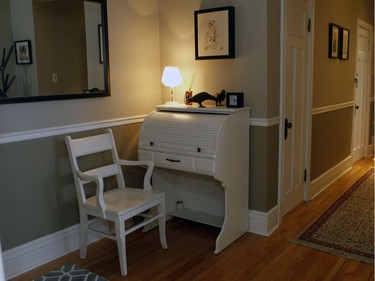 A roll-top desk and chair painted in white sits in the hallway. (Marie-France Coallier/ MONTREAL GAZETTE)