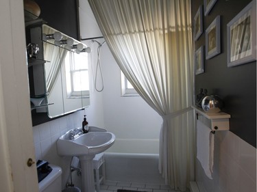A black wall contrasts with the white bathroom. (Marie-France Coallier/ MONTREAL GAZETTE)