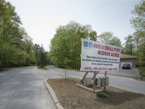 Entrance to the Hudson Acres area with a sign telling the neighbourhood residents to boil their water on Saturday, May 21, 2016. (Peter McCabe / MONTREAL GAZETTE)