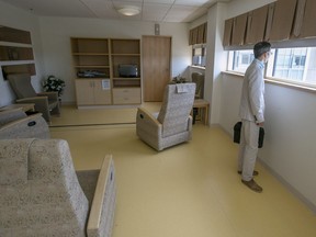 A hospital staffer surveys the living room in one of the renovated long term care units at Ste-Anne Hospital in Ste-Anne-de-Bellevue on Monday, May 30, 2016, following a press conference to announce the transfer of the hospital, from the federal government to Quebec's health and social services network. The hospital will now house non-veteran patients as well as veterans, and will become a long-term care centre.  (Phil Carpenter/MONTREAL GAZETTE)  ORG XMIT: 0601 wi vets