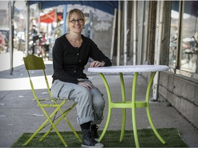 Nathalie Vellin, the decor manager at Rona Quincaillerie Parc and Bernard: Paris Park chairs and bistro table suit even the smallest balcony.