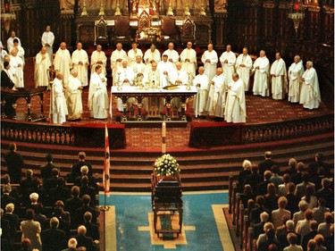 The flower-covered casket bearing the body of former mayor Jean Drapeau sat in the aisle between sections reserved for his family and dignitaries at his funeral at Notre-Dame Basilica in 1999.