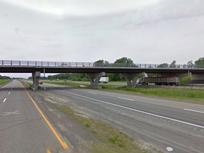Route 343 overpass over Highway 40 in St-Sulpice.