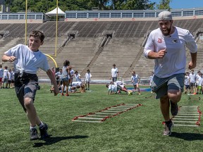 The Kansas City Chiefs' Laurent Duvernay-Tardif organized an end-of-year field trip under a sports theme for 160 kids from three Montreal elementary schools.