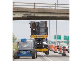 MONTREAL, QUE.: JUNE 6, 2016 -- A construction crew does work on the underside of the Monte Cadieux overpass at highway 40 westbound in Vaudreuil-Dorion west of Montreal, Monday June 6, 2016.  Work is expected to take about 5 weeks.  (Phil Carpenter/MONTREAL GAZETTE)  ORG XMIT: 0608 OIG OVERPASS