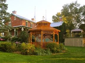 La Galerie B&B has a tranquil setting on the shore of the Richelieu River.