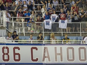 Former Alouettes player Ben Cahoon's name is unveiled during a ceremony to retire his #86 during Friday night's game against the Roughriders at Molson Stadium.