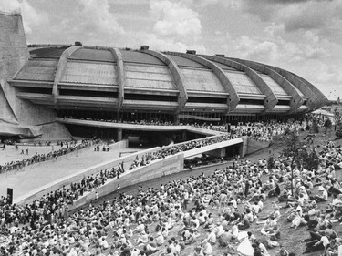 A dramatic leaning tower and innovative retractable roof were supposed to be highlights of the Montreal’s Olympic Stadium during the 1976 Games. But it would take another 12 years before they were in place. The retractable roof, made of Kevlar, installed in 1987 was opened and closed a total of only 88 times before it was left permanently closed, due to repeated tears.