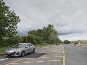 The new light rail station in Pointe-Claire will be built in the undeveloped lot on the north side of Highway 40 along the service road, just west of Réno-Dépôt. (Peter McCabe / MONTREAL GAZETTE)