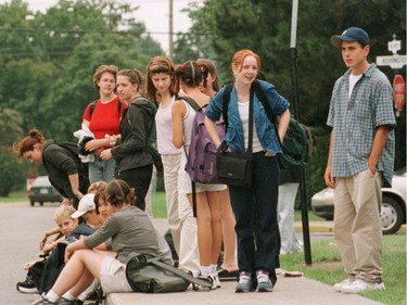 1999: St. Thomas students wait up to half an hour for the 203 bus, in loose-fitting clothes.