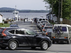 The lineup of cars waiting for the ferry to Oka winds on to Main Road in Hudson   on Saturday, September 17, 2016.(Peter McCabe / MONTREAL GAZETTE)