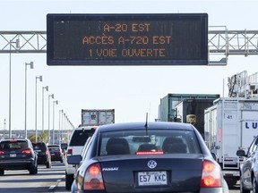 MONTREAL, QUE.: OCTOBER 17, 2016 -- Traffic backs up in the Turcot Yards eastbound in Montreal Monday October 17, 2016.  The up ramp to the Ville Marie Expressway has been reduced to one lane from two due to long-term construction on the Ville Marie.   (John Mahoney / MONTREAL GAZETTE) ORG XMIT: 57316 - 5618