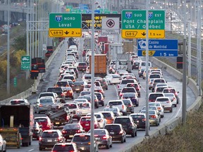 Traffic backs up on Highway 20 eastbound heading into the Turcot interchange, in Montreal, Monday October 17, 2016, after one lane leading to Highway 720 leading to downtown Montreal, was closed as part of work to replace the existing interchange.  (Phil Carpenter / MONTREAL GAZETTE)