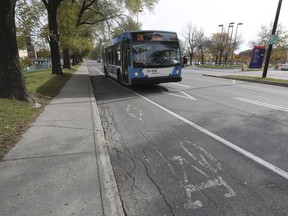 On Viau Blvd., a pilot project since 2014 has combined a reserved bus lane with a bicycle lane. But outside of rush hours, cars can park in the lane. The STM considers the project a success.