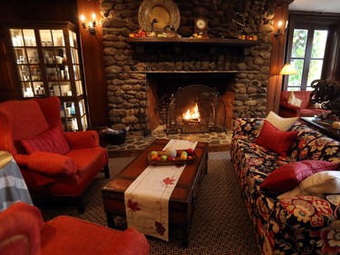 The living room at Manoir Hovey.