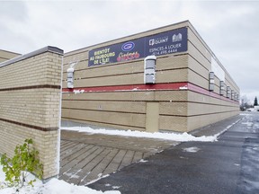 A banner is seen at the Faubourg de lÎle mall in Pincourt, west of Montreal announcing the coming of Guzzo Theatre.  (Phil Carpenter / MONTREAL GAZETTE)