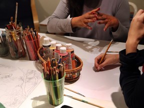It can be difficult for victims of domestic violence to talk about their experience. For some, it is easier to express themselves in other ways, such as through art. Weekly art-therapy sessions are offered at Auberge Transition.