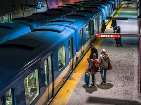 The Green Line is down between Lionel-Groulx and Honoré-Beaugrand.