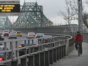 The multipurpose path on the Jacques-Cartier bridge.