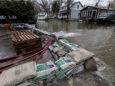 The flooding continues on Île Mercier, off Île Bizard on Friday, May 5, 2017.  (Dave Sidaway / MONTREAL GAZETTE)