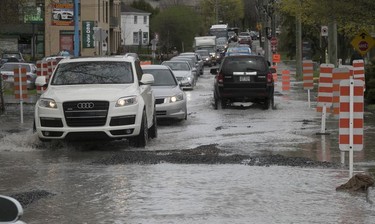 MONTREAL, QUE.: MAY 6, 2017 --  Cars make their way on flooded Gouin Boulevard W near Saint Jean, on Saturday May 6, 2017. (Pierre Obendrauf / MONTREAL GAZETTE) ORG XMIT: 58566 - 6399