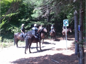 Sûreté Cavalerie will be patrolling St-Lazare’s network of equestrian paths in La Pinière this summer, ready to offer help to injured riders or hikers, as well issue tickets to anyone ignoring the posted rules of the trails.