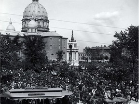 A huge crowd is assembled in Dominion Square (today Place du Canada) for the unveiling of the Sir John A. Macdonald monument in 1895.