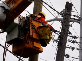 About 3,000 Hydro-Québec customers in Montreal's west end and Town of Mount Royal saw their power fail for a couple of hours Thursday.