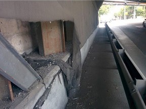 A ripped section of mesh along the bike lane under Highway 20 on St-Jacques St. got caught in Ariel Kincler's handlebars, causing him to hit his face on the guardrail.