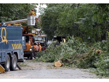 Hydro-Québec works to restore power to residents on Madison Avenue in NDG Montreal, August 23, 2017. (Christinne Muschi / MONTREAL GAZETTE)