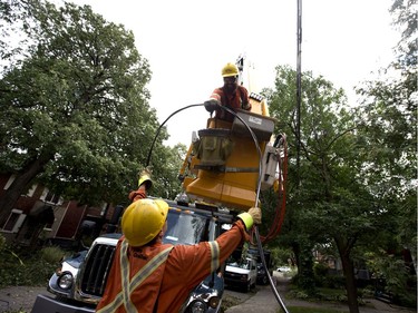 Hydro-Québec works to restore power to residents on West Hill Avenue in NDG Montreal, August 23, 2017.   (Christinne Muschi / MONTREAL GAZETTE)