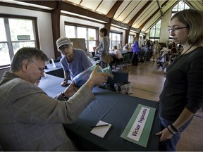 In 2016, Victor Isganaitis looks at a vase presented by Sheila Bicknell, right, and Joanna Bicknell at the Treasures in the Attic event hosted by the Greenwood Centre of Living History in Hudson.