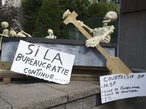 Early Halloween decorations in Pierrfonds touch on flood-relief frustrations on Thursday, Sept. 28, 2017. (Pierre Obendrauf / MONTREAL GAZETTE)