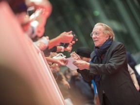 Donald Sutherland signs autographs at the première of The Leisure Seeker at the Toronto International Film Festival in Toronto, Sept. 9, 2017. / AFP PHOTO / Geoff Robins