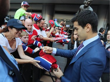 Montreal Canadiens' Max Pacioretty signs autographs outside the Bell Centre, prior to the game against the Chicago Blackhawks on Tuesday October 10, 2017.