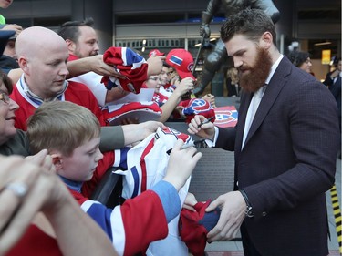 Montreal Canadiens' Jordie Benn signs autographs outside the Bell Centre, prior to the game against the Chicago Blackhawks on Tuesday October 10, 2017.